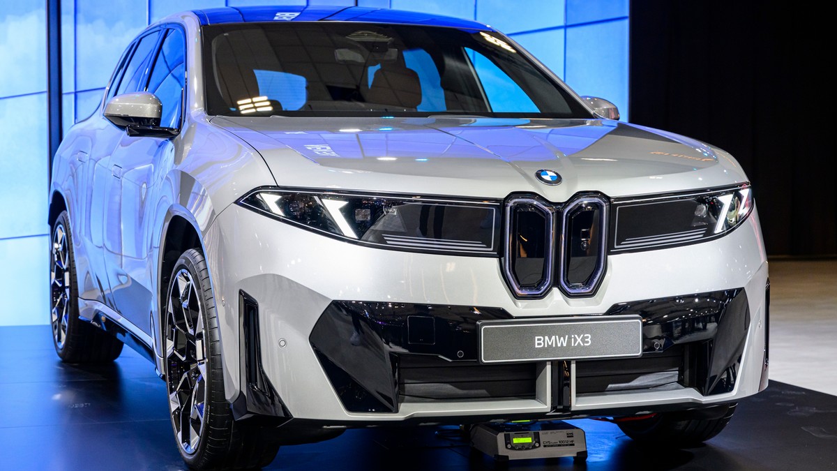 BMW iX3, un SUV crossover compact de lux, complet electric, expus în cadrul unui eveniment