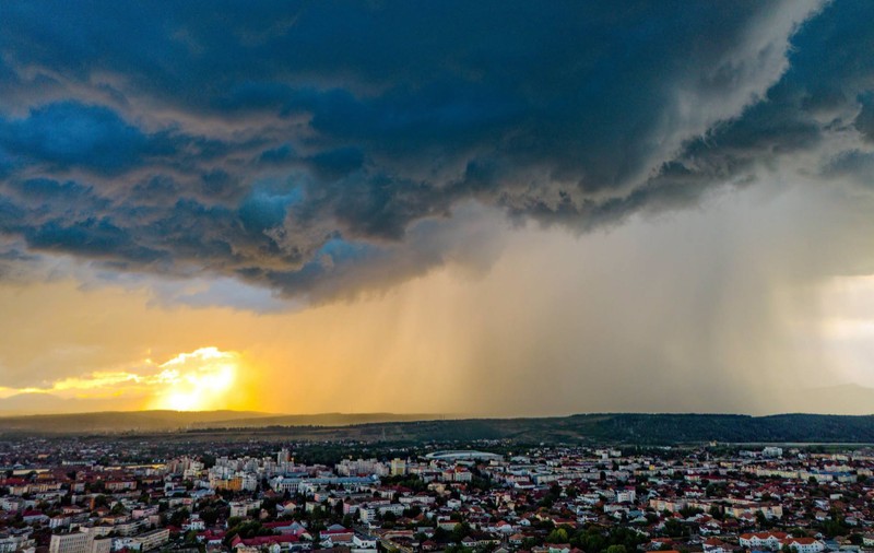 ANM a emis noi avertizări meteo cod galben și portocaliu: 7 județe sunt azi sub alertă de căldură extremă, de mâine revin ploile