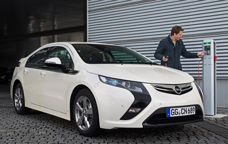 Maşina „pe baterii” de la Opel se vinde şi în România! Vezi care e preţul şi cât consumă