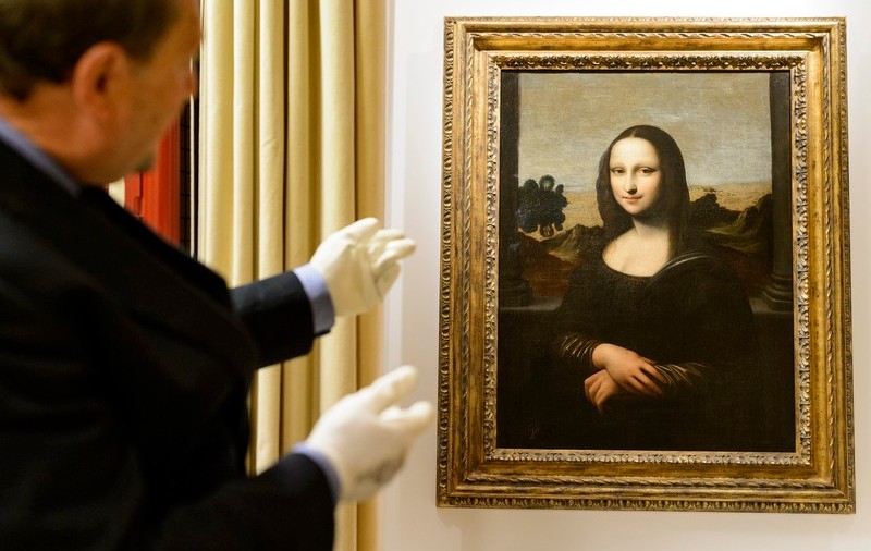 Licitație inedită la Luvru: întâlnire cu „Mona Lisa” și tur de noapte al muzeului, cu torțe