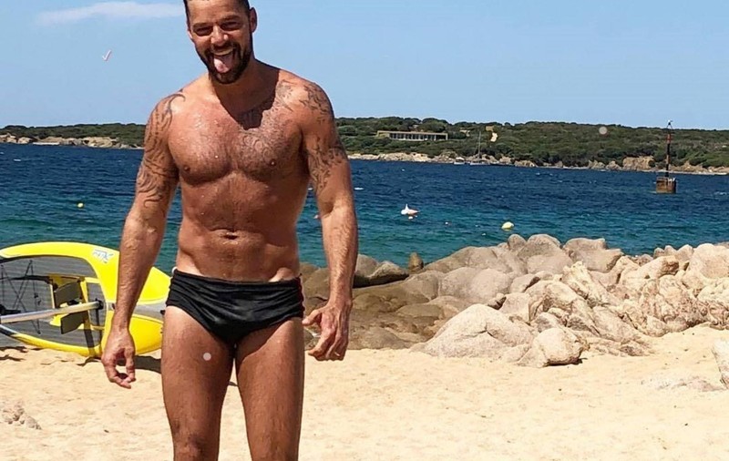 A slăbit 90 de kilograme și și-a făcut 27 de operații estetice ca să arate ca Ricky Martin | FOTO