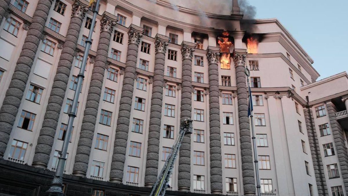Un atac cu drone asupra Kievului a provocat un incendiu în clădirea Guvernului, se vad fl[c[ri la etajele superioare ale cladirii, in fata o macara, 7 septembrie 2025