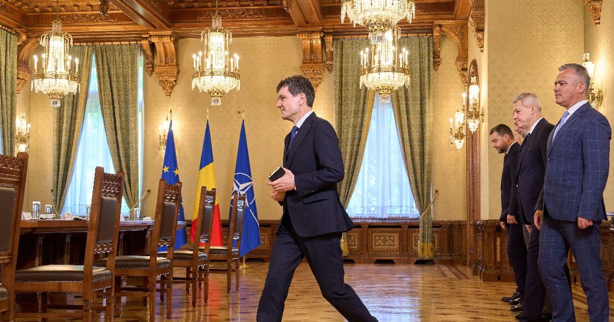 Nicușor Dan merge spre o masă, în spatele lui mai mulți membri PNL