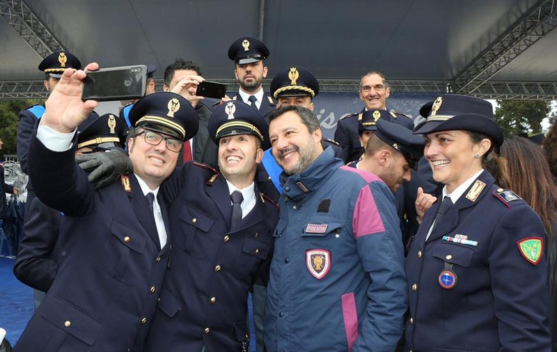 Investigație jurnalistică Rai 3: Uniformele Armatei italiene sunt fabricate în România. Matteo Salvini dă vina pe Uniunea Europeană