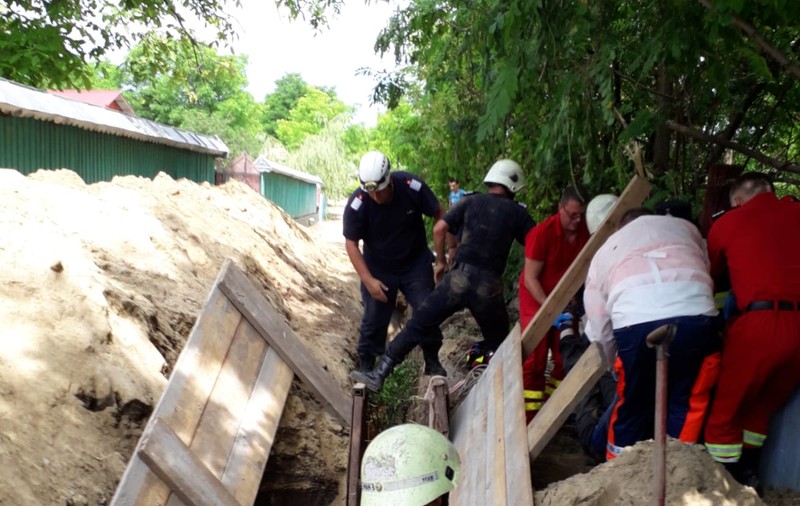 GALERIE FOTO | Un muncitor a murit îngropat de viu în Vaslui după ce un mal de pământ s-a prăbușit peste el