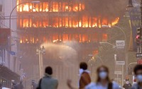 Oamenii fug după ce  unul din cele două turnuri gemene din New York este atacat de teroriști.