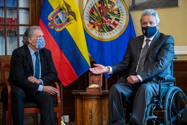Lenin Moreno (dreapta), în timpul unei întâlniri la Ambasada Ecuadorului la Washington, pe 27 ianuarie. Foto: EPA