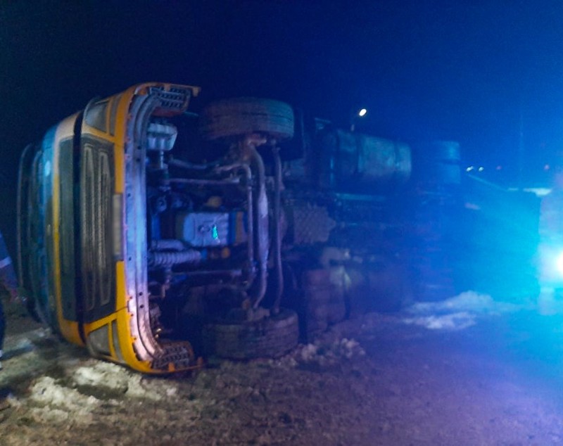 După ce l-a salvat, un pompier i-a dat propriii săi bocanci unui șofer rămas desculț după un accident
