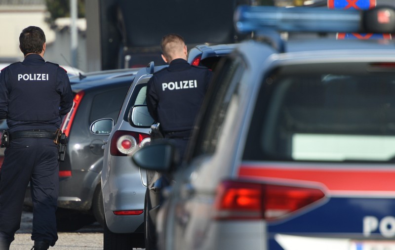 Un român beat a izbit cu mașina zidul unei case, iar mama sa a făcut un gest neașteptat la sosirea poliției, în Austria