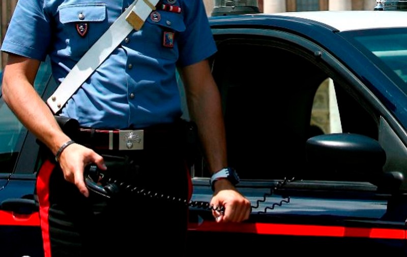O româncă i-a bătut pe carabinierii care au venit să-i salveze soțul din pumnii ei