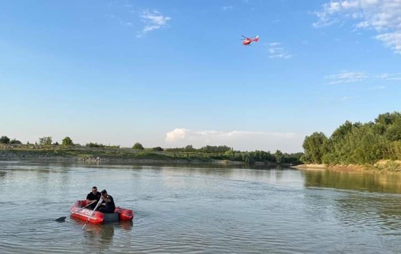 Doi copii, dați dispăruți în apele Siretului. Salvatorii reiau căutările mâine