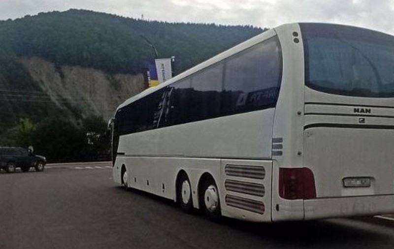 Șoferul unui autocar cu 50 de turiști a fost recrutat cu forța de armata ucraineană, într-o pauză la o benzinărie