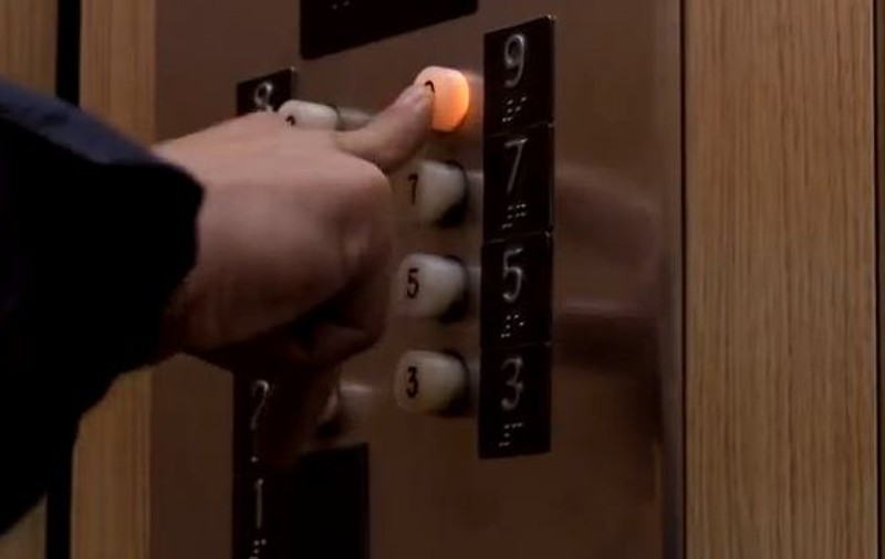 PANICĂ ÎN LIFT! Iată CE SE ÎNTÂMPLĂ dacă eşti PREA "ATENT" | VIDEO