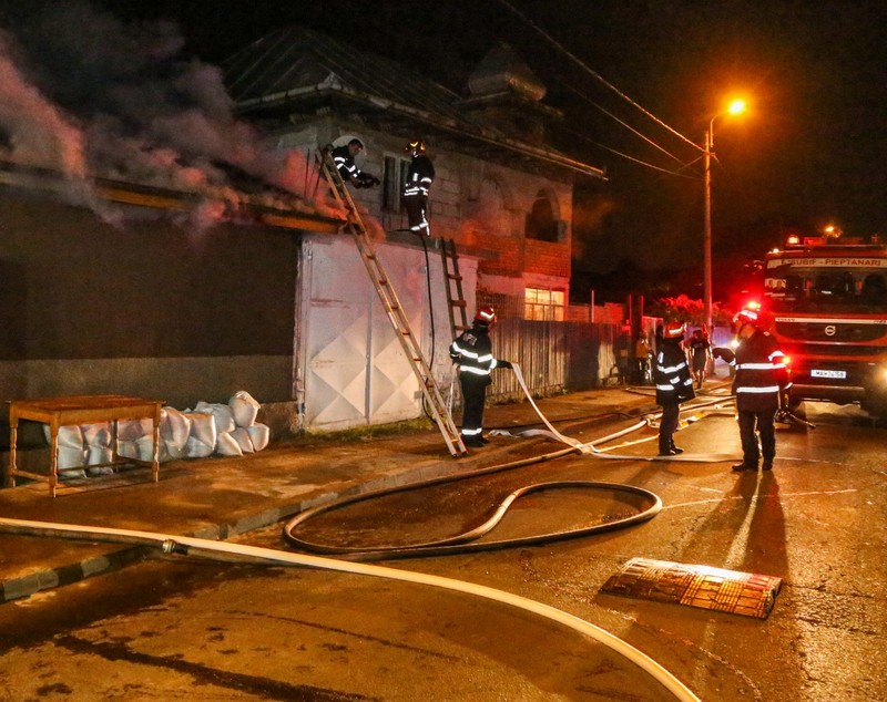 O persoană a fost găsită moartă după un incendiu izbucnit în sectorul 5 din București