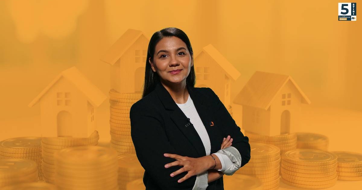 Tatiana Niculae îți prezintă subiectele importante din domeniul imobiliarelor, de data aceasta poartă un sacou negru, o bluză albă și are o atitudine încrezătoare