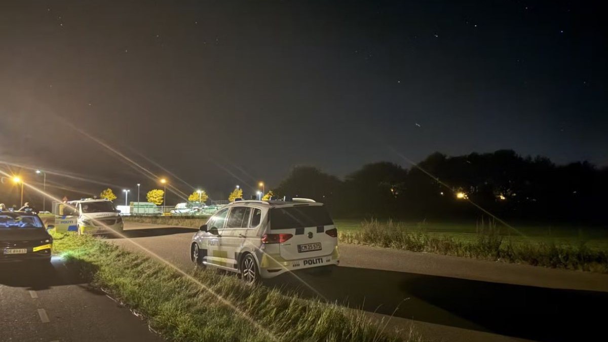 Aripa de vânătoare Skrydstrup (Iutlanda de Sud), care găzduiește avioanele F-16 și F-35 ale Danemarcei, survolată de drone neidentificate. În imagini, mai multe masini de politie, noaptea, suăraveghează Aeroportul Sønderborg