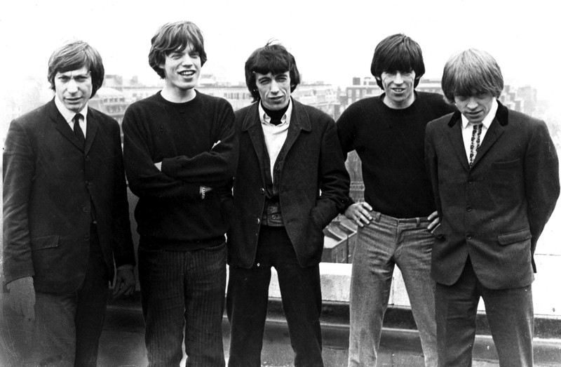 Mick Jagger (al doilea din stânga), în tinerețe, alături de colegii din Rolling Stones