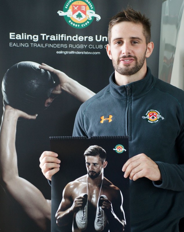 Strâng bani în muşchii goi! Rugbiştii echipei Ealing Trailfinders au pozat în scop caritabil