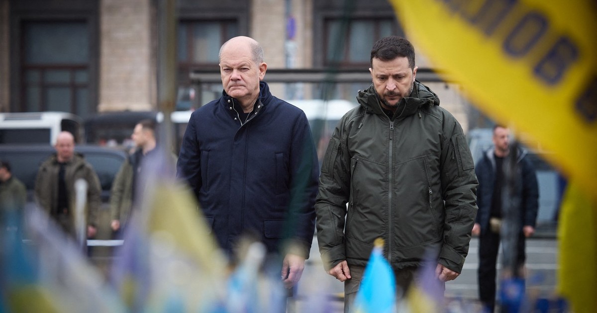 Olaf Scholz (stânga) și Volodimir Zelenski se reculeg la memorialul din Kiev dedicat eroilor Ucrainei Foto: Profimedia