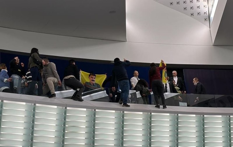 Plenul Parlamentului European a fost evacuat, după ce mai mulți protestatari kurzi au amenințat că se aruncă de la balcon