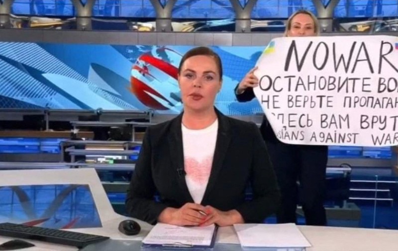 Jurnalista rusă care a protestat în direct la TV a fost angajată de o prestigioasă publicație germană