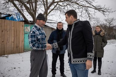 Simion îşi ia rămas bun de la o familie din Pogana
