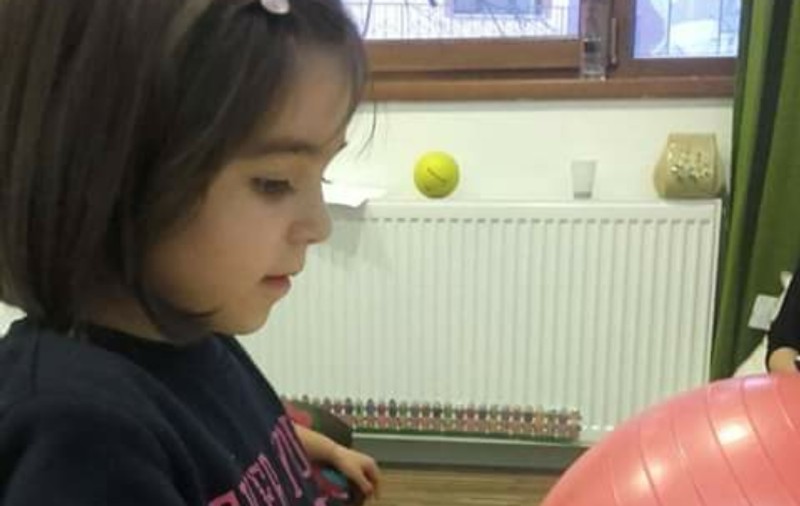 Mărțișoare cu suflet. Mai mulți copii cu autism au făcut cadouri bătrânilor dintr-un azil