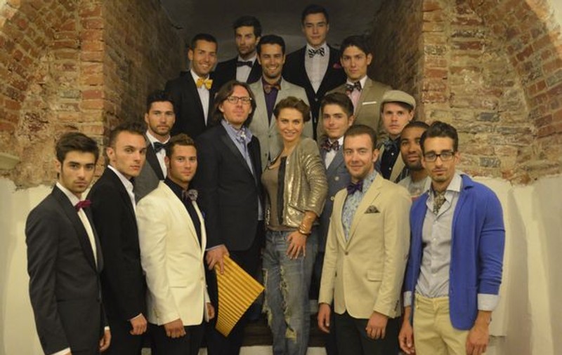 Noapte feerică la Sibiu cu modă masculină şi ritmuri electrizante. Show-ul "TRENDS by Adina Buzatu" a incendiat atmosfera din Piaţa Mică