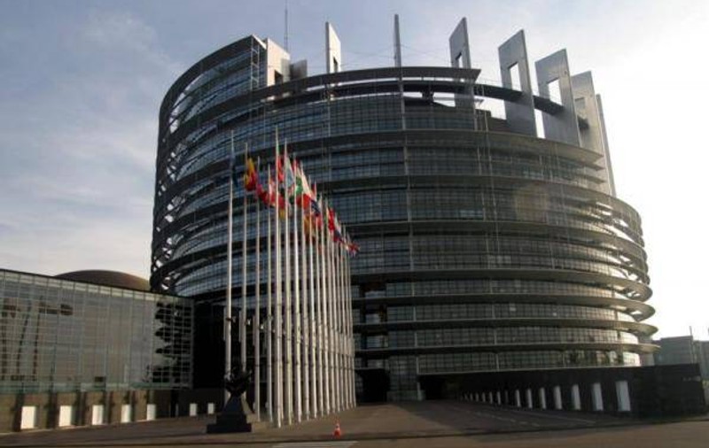 Îngrijorare privind securitatea Parlamentului European! Doi șoferi ai instituției au transportat CD-uri cu propagandă pentru ISIS