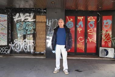 Andrei Ursu, în fața blocului Patria | Foto: Dumitru Angelescu