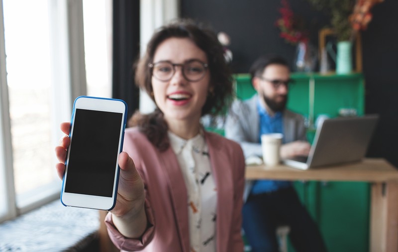 Pssst, să nu audă şeful! Ghici unde folosim cel mai mult smartphone-ul...