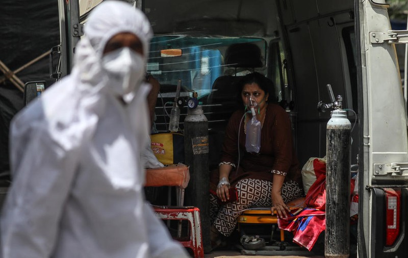 „Oriunde te uiți, vezi ambulanțe și cadavre”. India, doborâtă de noile cazuri de COVID