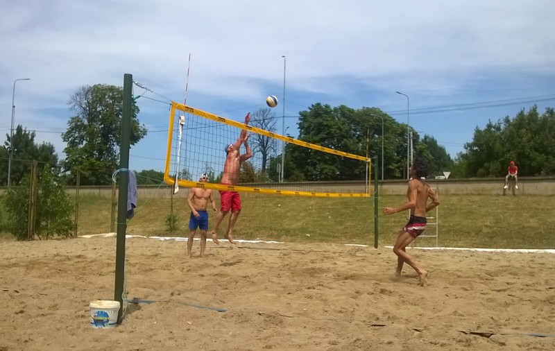 Un sport olimpic, revitalizat la Arad. 640 de tone de nisip pentru volei pe plajă