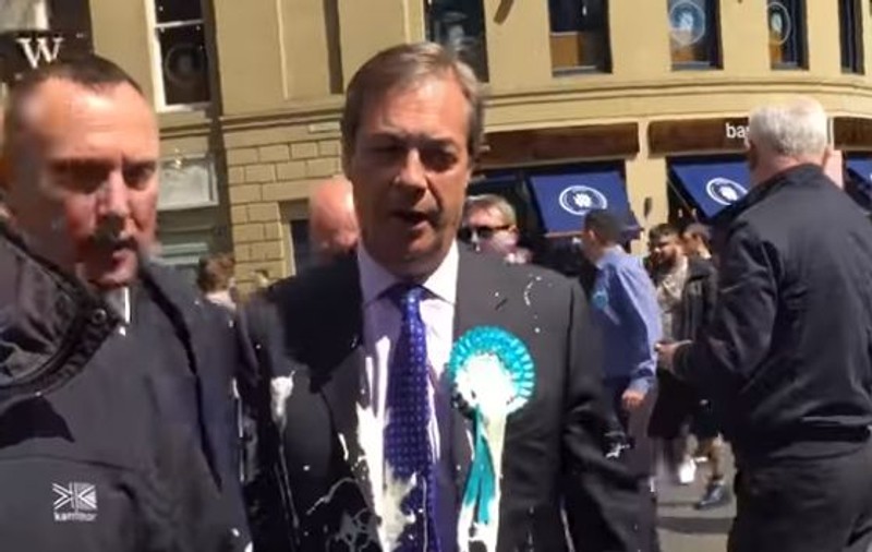 VIDEO | Nigel Farage, liderul Partidului Brexit, a fost lovit de un protestatar cu un milkshake