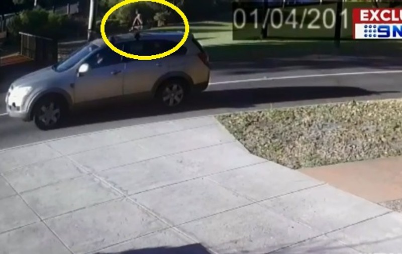 VIDEO | Un copil a călătorit pe acoperișul mașinii! Mama lui s-a plimbat vreo 10 minute prin oraș fără să știe unde e micuțul