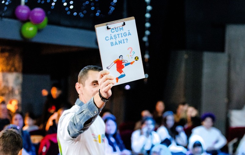 În prag de sărbători, ArtFinEdu aduce educația financiară mai aproape de familiile monoparentale prin teatru și activități creative