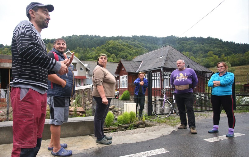 REPORTAJ | Locuitorii dintr-o comună bistrițeană, ținuți în frâu de jandarmi după ce s-au revoltat față de creșterea prețului la apă. „Am fost lăsaţi singuri”