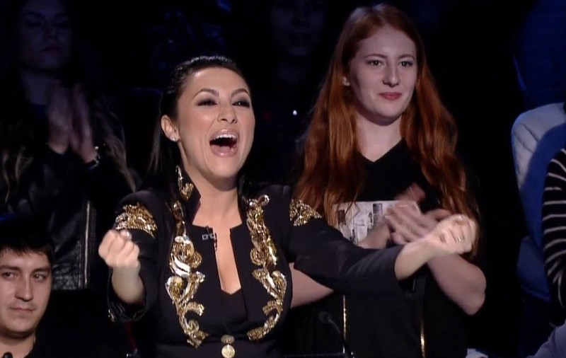Zidarul de la Românii au talent care i-a lăsat mască pe toți. A pictat pe sticlă cu șpaclul