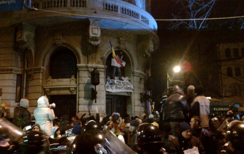 Citește manifestul poetic al protestatarilor