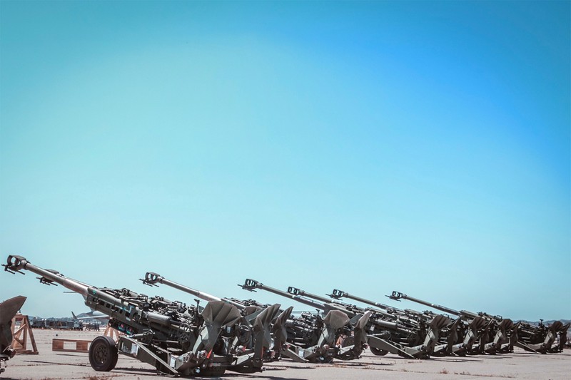 Obuziere M777 de 150mm așteaptă pe o pistă din Riverside, California să fie trimise în Ucraina pentru a combate forțele ruse, pe 27 aprilie 2022. Foto: Profimedia