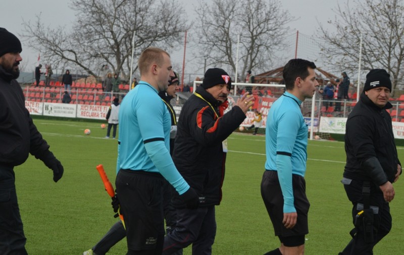 Ionuț Popa a sărit la arbitrul Cristian Codrea. Recent, ”Popică” și-a alergat un jucător / GALERIE FOTO