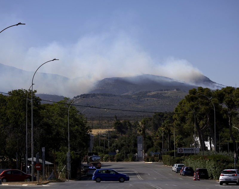 Sute de pompieri luptă să stingă incendiile din pădurile de lângă Atena: „Sunt mai multe focare, lupta este crâncenă”