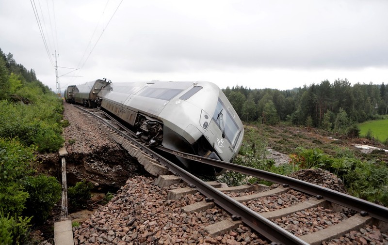 Un tren a deraiat în estul Suediei, în urma unor ploi puternice. Trei persoane au ajuns la spital