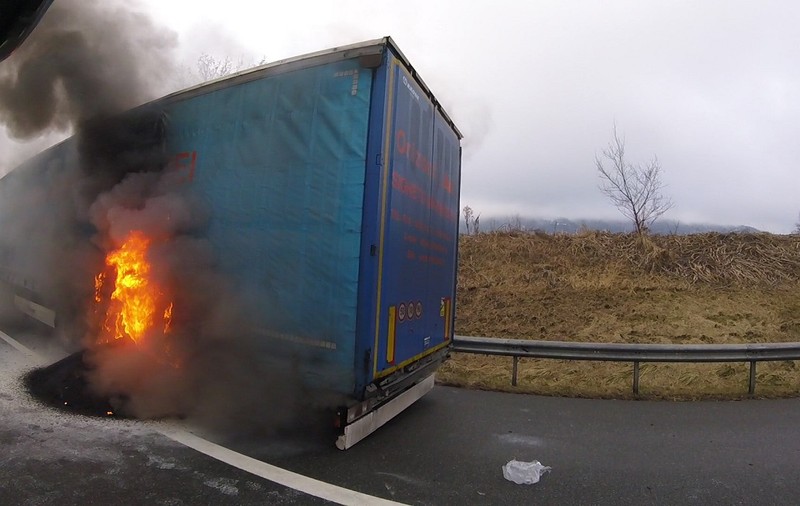 Șofer român cu camionul în flăcări pe autostradă, după ce i-au explodat anvelopele, în Austria