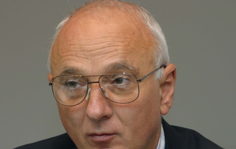 Senatorii cer mai mulţi bani ca să li se taie 25% din salarii