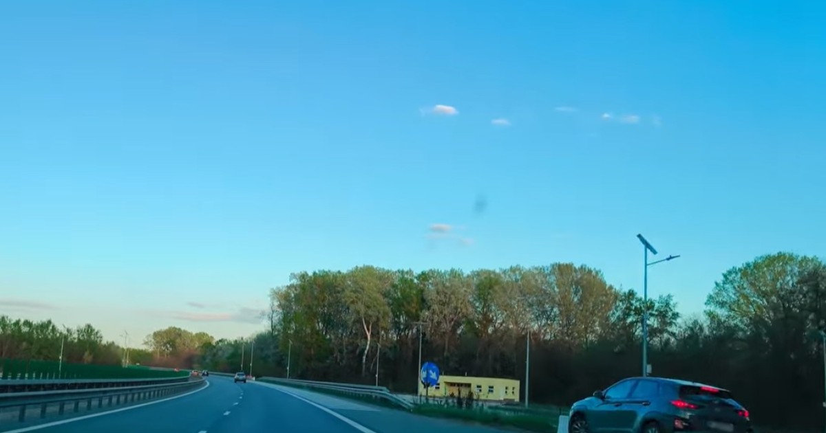 Parcare închisă pe Autostrada A3 București - Ploiești. În dreptul ei este o mașină parcată