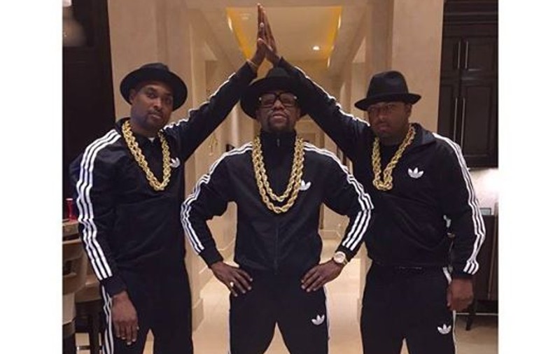 VIDEO / Încă o aroganţă marca Mayweather. A "obosit" numărând bani