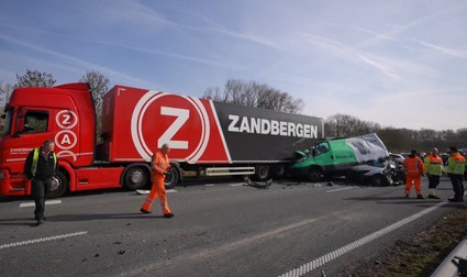 Poliția a amendat 112 șoferi cu câte 440 de euro pentru că au filmat și fotografiat un accident extrem de grav, petrecut pe o șosea din Olanda. Foto: captură Omroepbrabant.nl
