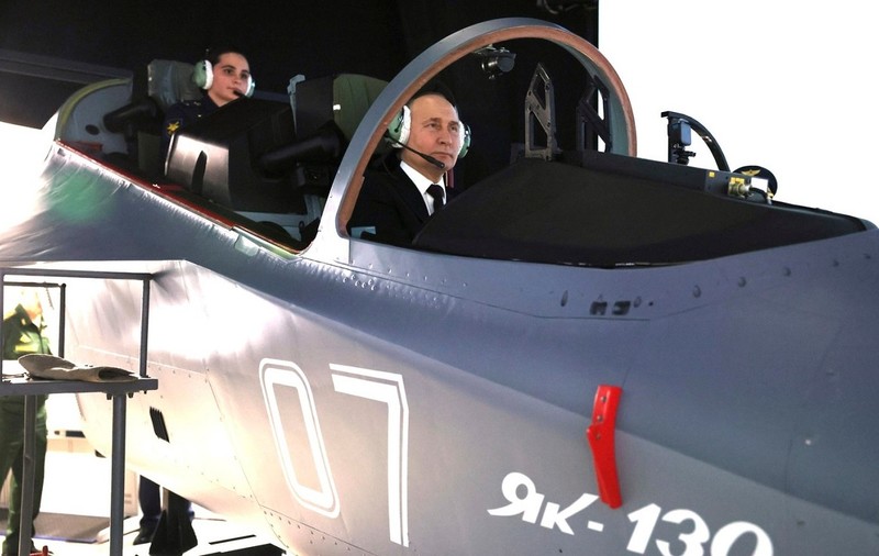 Vladimir Putin i-a povestit unei tinere, pilot de vânătoare, cum e viața lui: „Când sunt cu cei dragi, mă prefac că totul e bine”