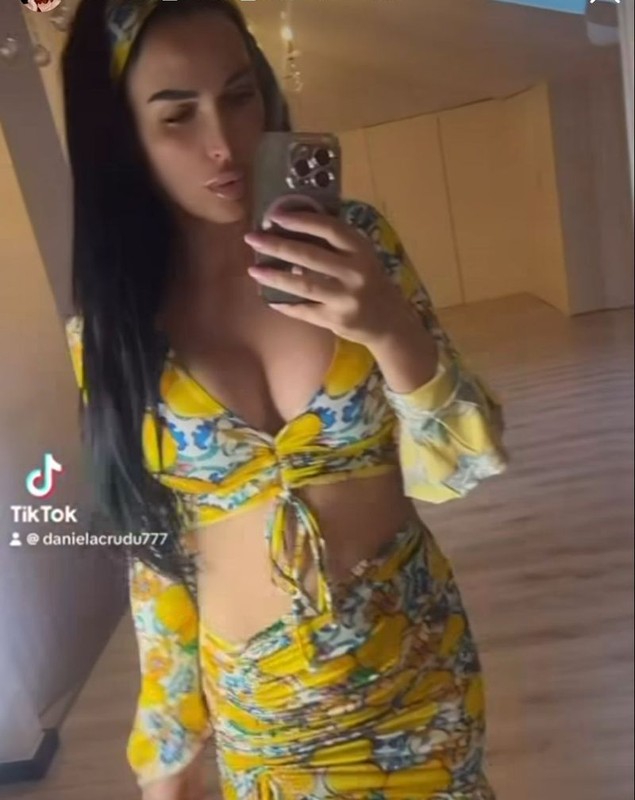 Imagini cu Daniela Crudu la o lună după ce a născut cel de-al doilea copil. A pozat într-o rochie scurtă